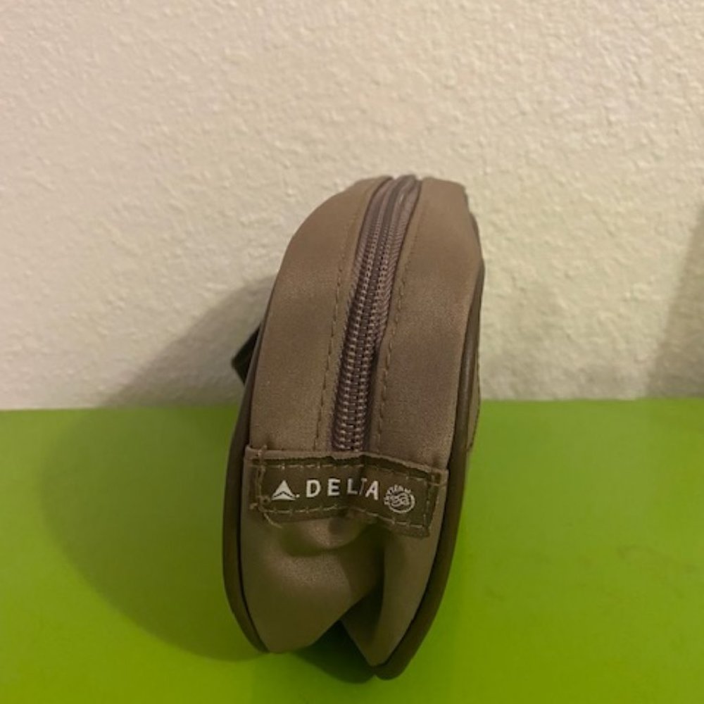 DELTA AIRLINES AMENITY/TOILETRY KIT - SOFT-SIDED